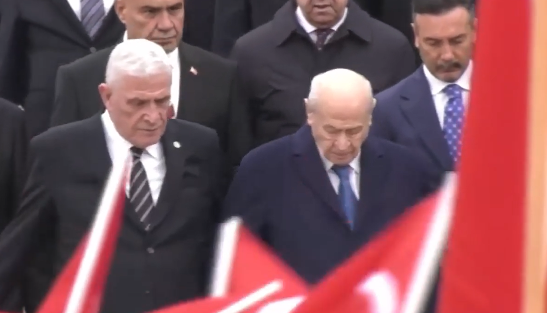 Bahçeli ve Dervişoğlu kol kola! Ankara’da 29 Ekim töreni sonrası dikkat çeken anlar