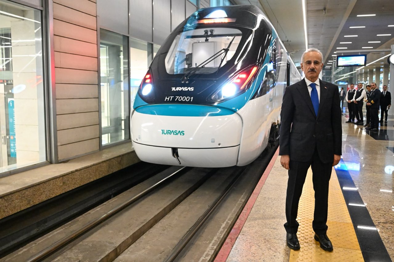 Bakan Uraloğlu Milli Hızlı Tren'i test etti: 2027'nin ilk çeyreğinde yolcu taşımaya başlayacak