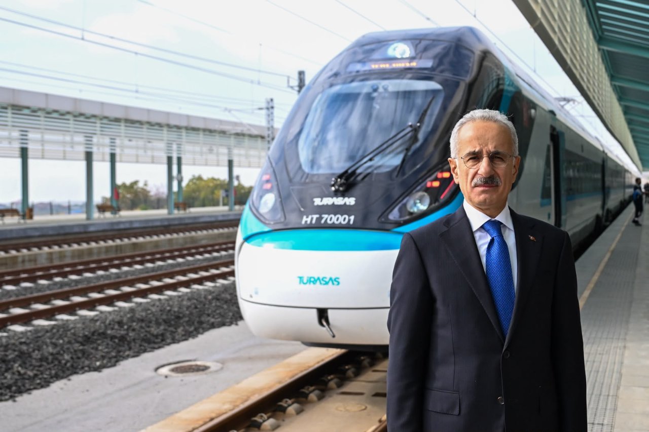 Bakan Uraloğlu Milli Hızlı Tren'i test etti: 2027'nin ilk çeyreğinde yolcu taşımaya başlayacak