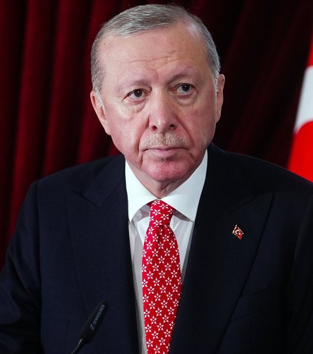 Cumhurbaşkanı Recep Tayyip Erdoğan başkanlığındaki devlet erkanı, 29 Ekim Cumhuriyet Bayramı dolayısıyla Anıtkabir'i ziyaret etti. Cumhurbaşkanı Erdoğan'ın, üzerinde Milli Muharip Uçak KAAN'ın silüeti olan kırmızı-beyaz renkli kravat taktığı görüldü.