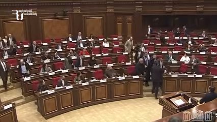 Ermenistan Meclisi savaş alanına döndü! Yumruklar havada uçuştu, koltuk fırlatıldı