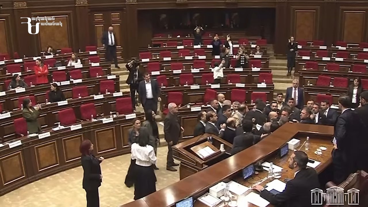 Ermenistan Meclisi savaş alanına döndü! Yumruklar havada uçuştu, koltuk fırlatıldı