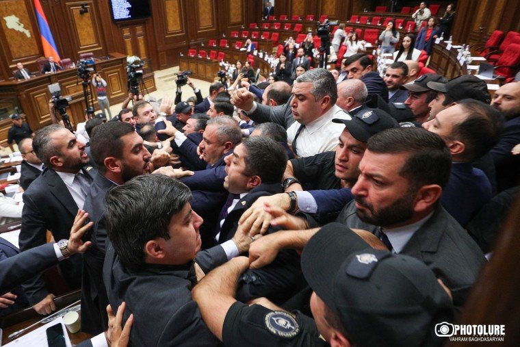 Ermenistan Meclisi savaş alanına döndü! Yumruklar havada uçuştu, koltuk fırlatıldı