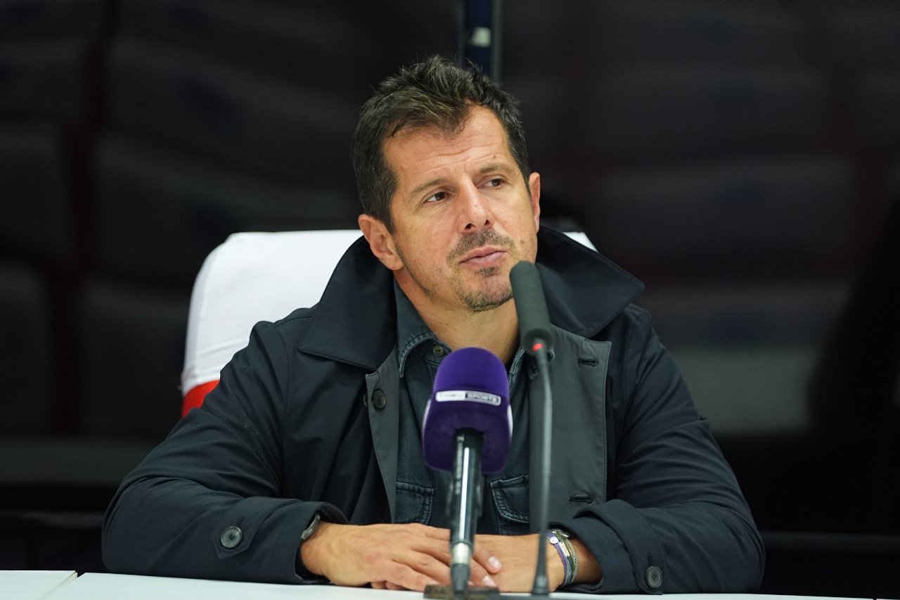 Emre Belözoğlu, 2008-2012 ve 2019-2020 dönemlerinde forma giydiği Fenerbahçe'de 2020-2021'de sportif direktörlük ve aynı sezon geçiçi teknik direktörlük yaptı.