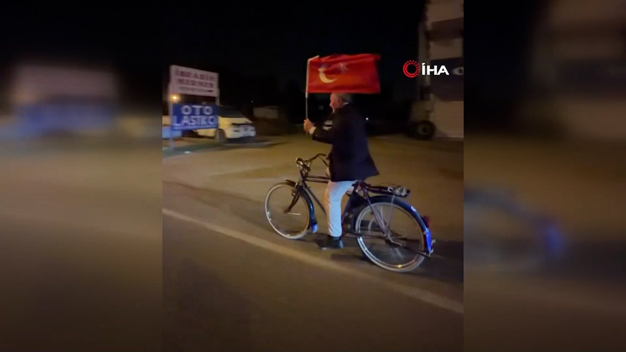 Iğdır'da Cumhuriyet konvoyuna bisikletiyle katıldı! Elinde Türk bayrağıyla pedal çevirdi