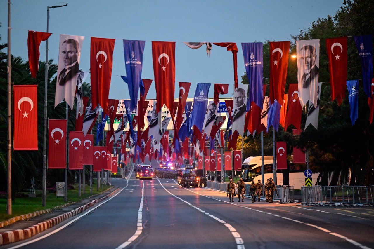 İstanbullular dikkat! Bayram kutlamaları dolayısıyla bazı yollar trafiğe kapatıldı