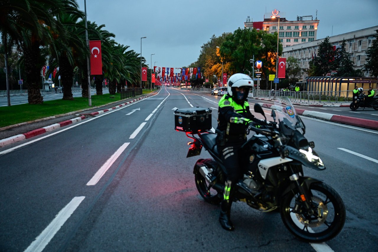 İstanbullular dikkat! Bayram kutlamaları dolayısıyla bazı yollar trafiğe kapatıldı