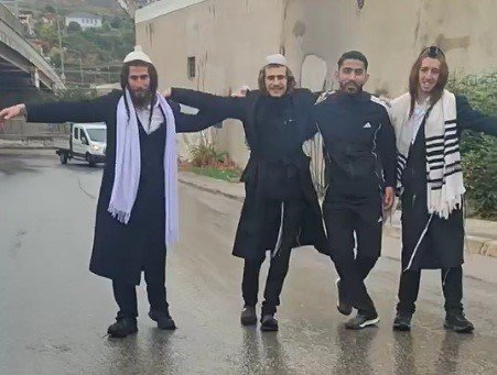 İzmirde Yahudilerden sokak ortasında kutlama:  Nasıl bir model anlamadık