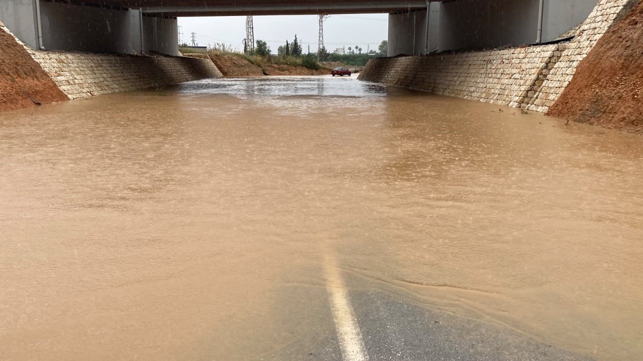 Meteoroloji sarı kod vermişti! Gece başlayan sağanak sürüyor, Mersin’de caddeler göle döndü