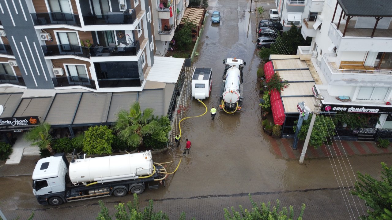 Meteoroloji sarı kod vermişti! Gece başlayan sağanak sürüyor, Mersin’de caddeler göle döndü
