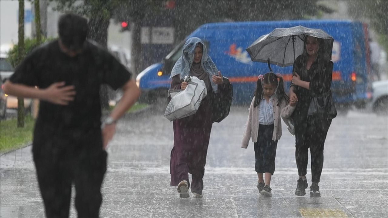 Meteoroloji'den 29 Ekim uyarısı: İstanbul dahil 29 ilde sağanak alarmı