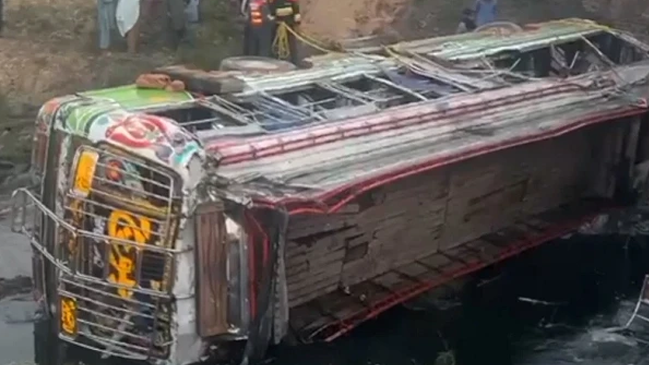 Pakistan’da otobüs şarampole yuvarlandı: 5 ölü, 27 yaralı