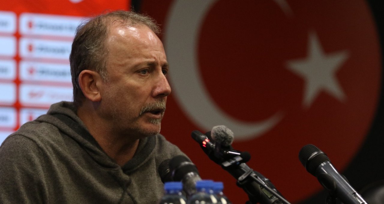 Sergen Yalçın, yorumculuk döneminde milli futbocular hakkında sert eleştirilerle gündemden düşmüyor.