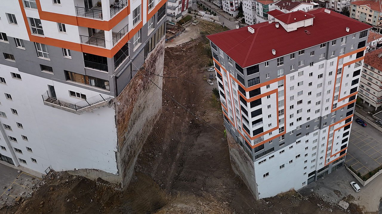 Toprak kayması gün yüzüne çıkardı: Ankara'daki estetikten uzak binanın temeli metrelerce uzuyor