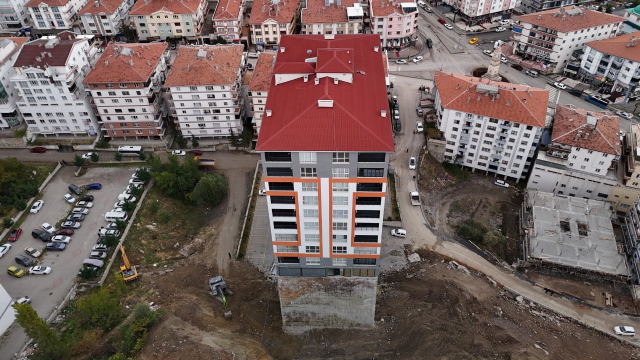 Toprak kayması gün yüzüne çıkardı: Ankara'daki estetikten uzak binanın temeli metrelerce uzuyor