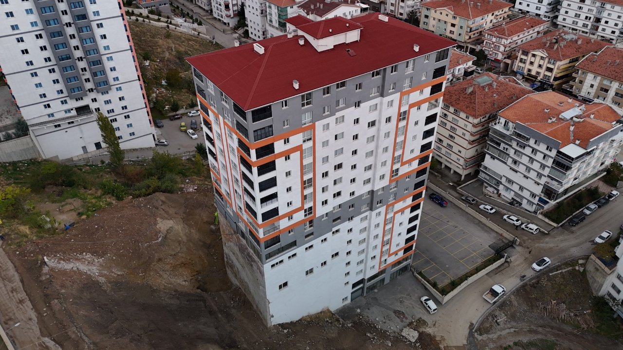 Toprak kayması gün yüzüne çıkardı: Ankara'daki estetikten uzak binanın temeli metrelerce uzuyor