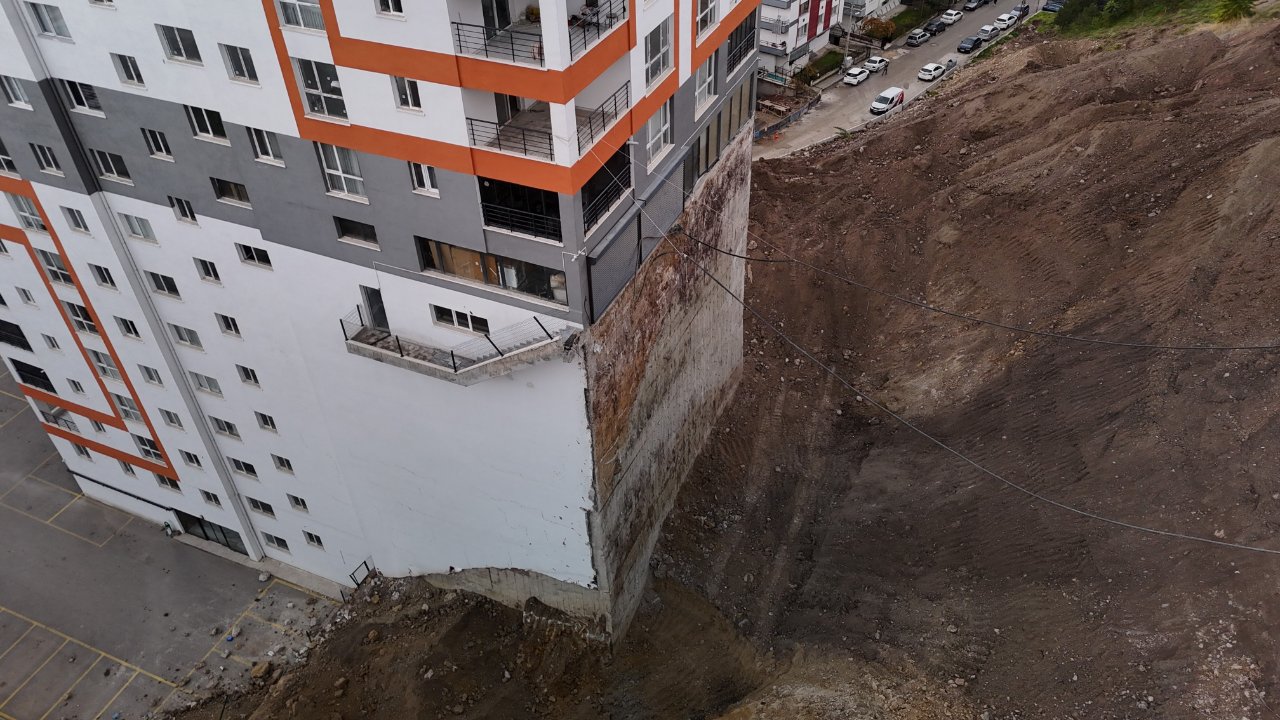 Toprak kayması gün yüzüne çıkardı: Ankara'daki estetikten uzak binanın temeli metrelerce uzuyor