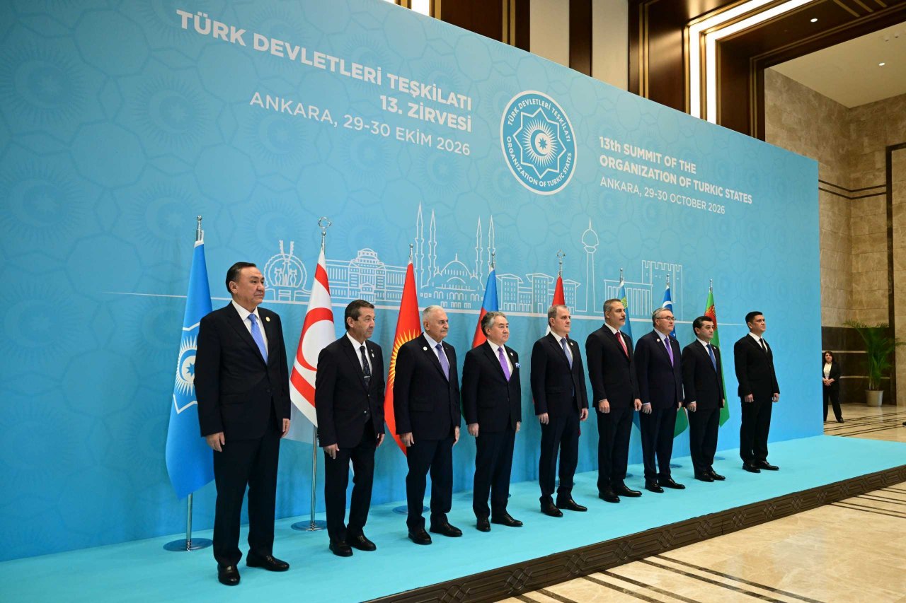 Toplantı öncesinde aile fotoğrafı çekildi.