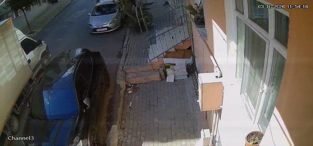 Avcılarda dilencilik yapan yaşlı kadın kamyonetin altında kalarak hayatını kaybetti