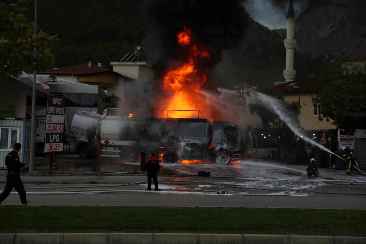 Denizli’de sıcak saatler! Akaryakıt istasyonundaki yakıt tankeri alev alev yanıyor