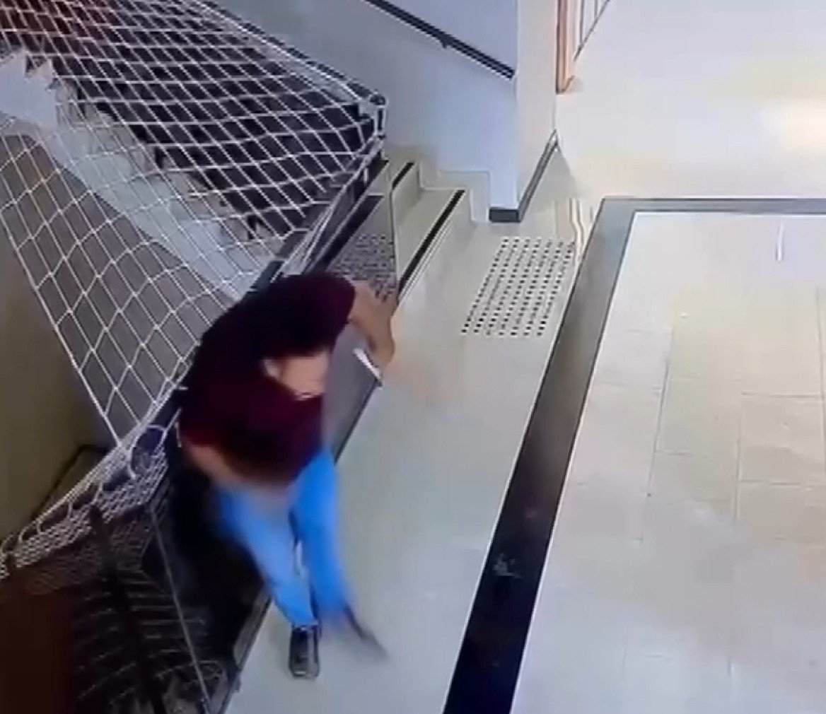 Devlet dairesinde korkutan anlar! Can çekişen adama, hayat kurtaran müdahale