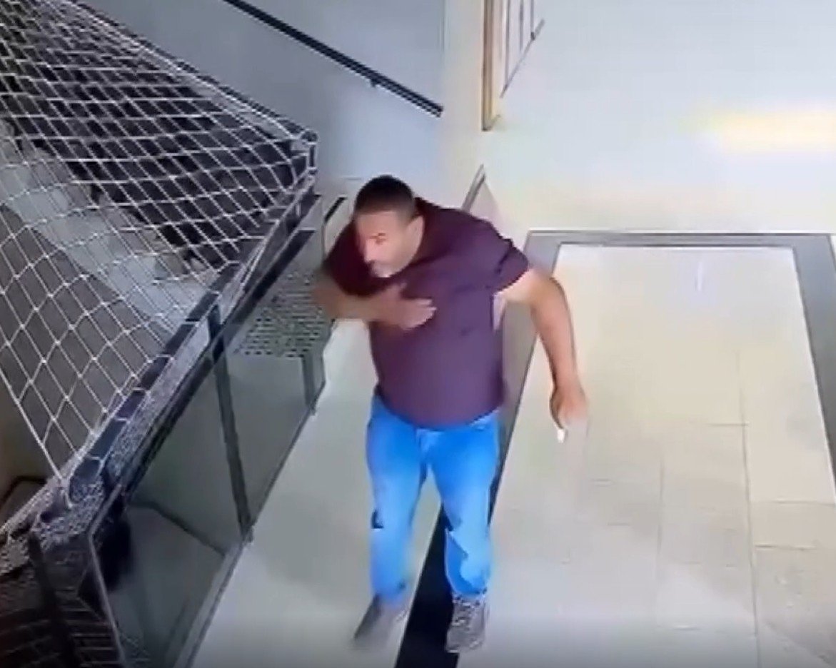 Devlet dairesinde korkutan anlar! Can çekişen adama, hayat kurtaran müdahale