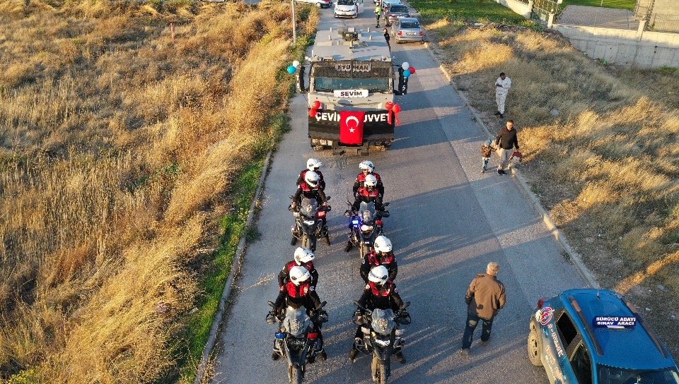 Emniyetten şehidin oğluna sürpriz! Babasının adını taşıyan TOMA sünnet arabası oldu