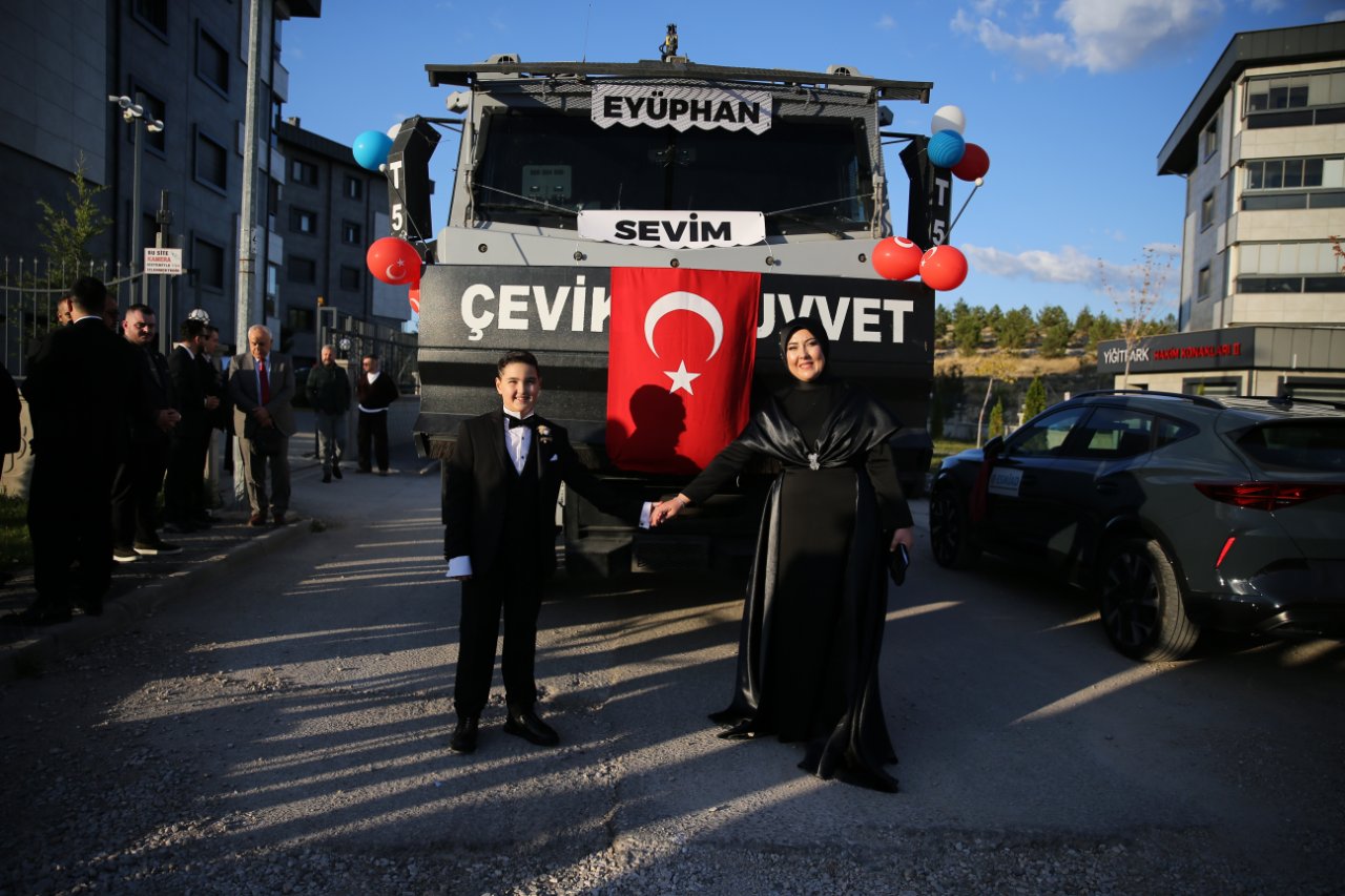 Emniyetten şehidin oğluna sürpriz! Babasının adını taşıyan TOMA sünnet arabası oldu