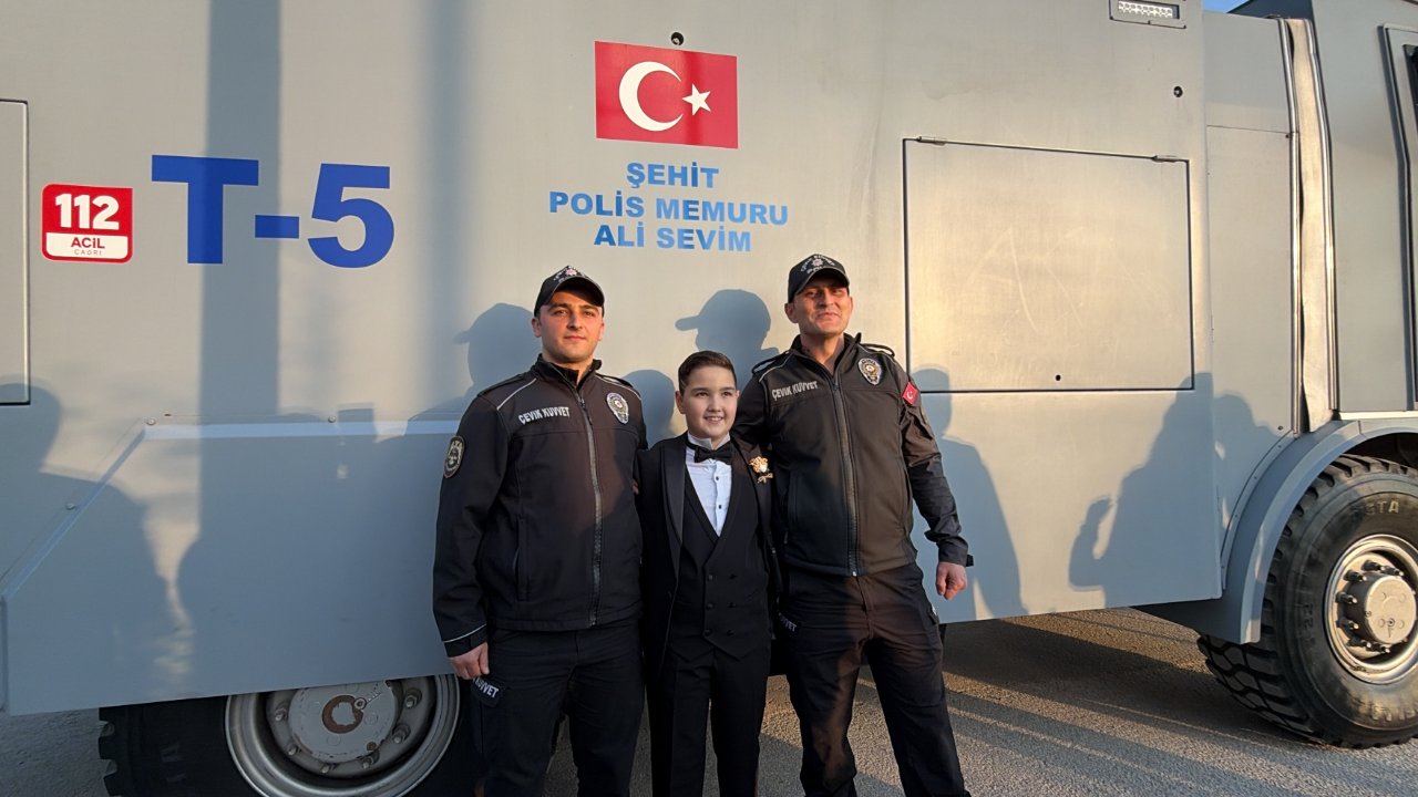 Emniyetten şehidin oğluna sürpriz! Babasının adını taşıyan TOMA sünnet arabası oldu