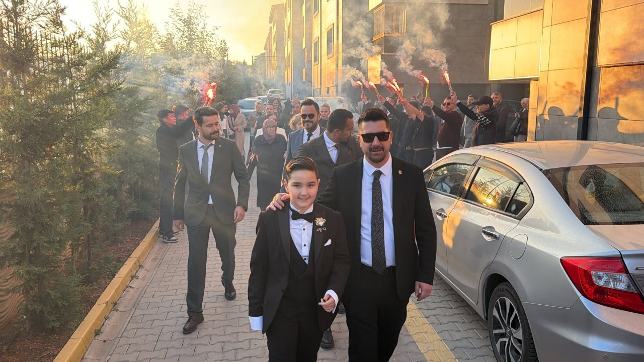 Emniyetten şehidin oğluna sürpriz! Babasının adını taşıyan TOMA sünnet arabası oldu