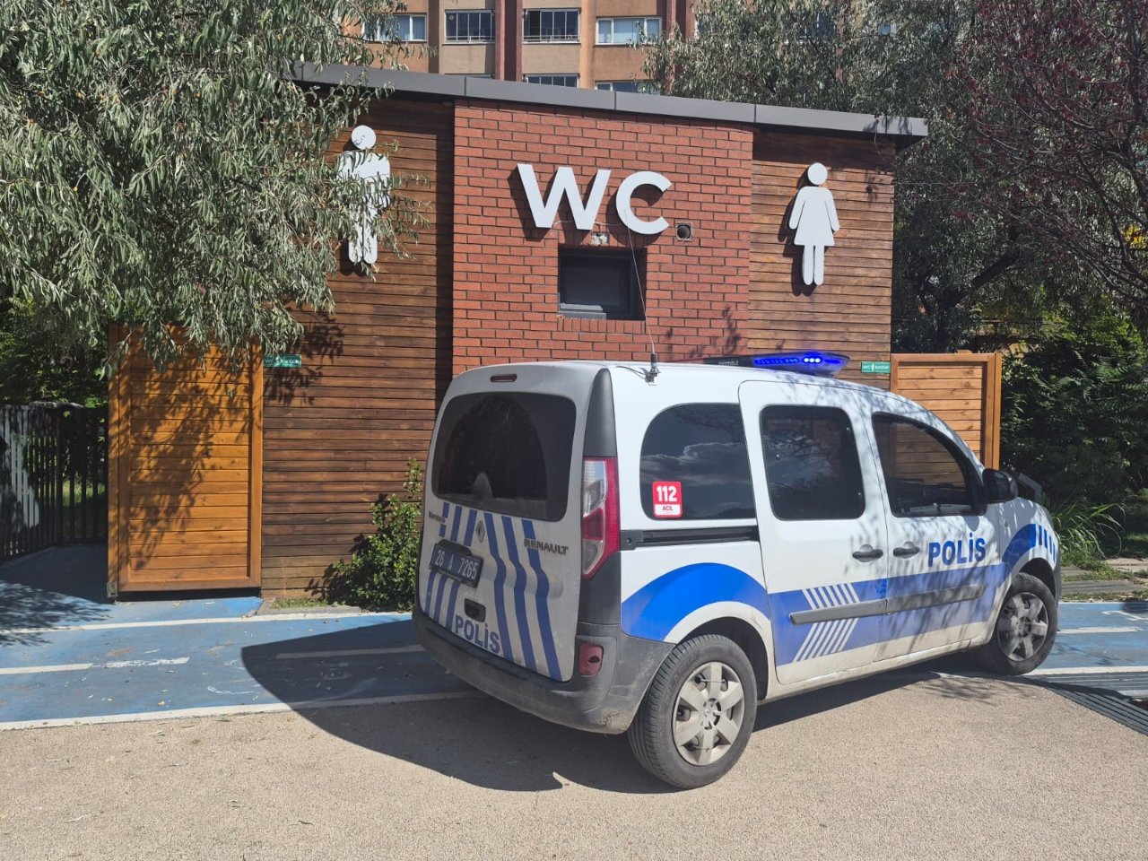 Eskişehirde parkın tuvaletinde silahla vurulmuş ölü şahıs bulundu