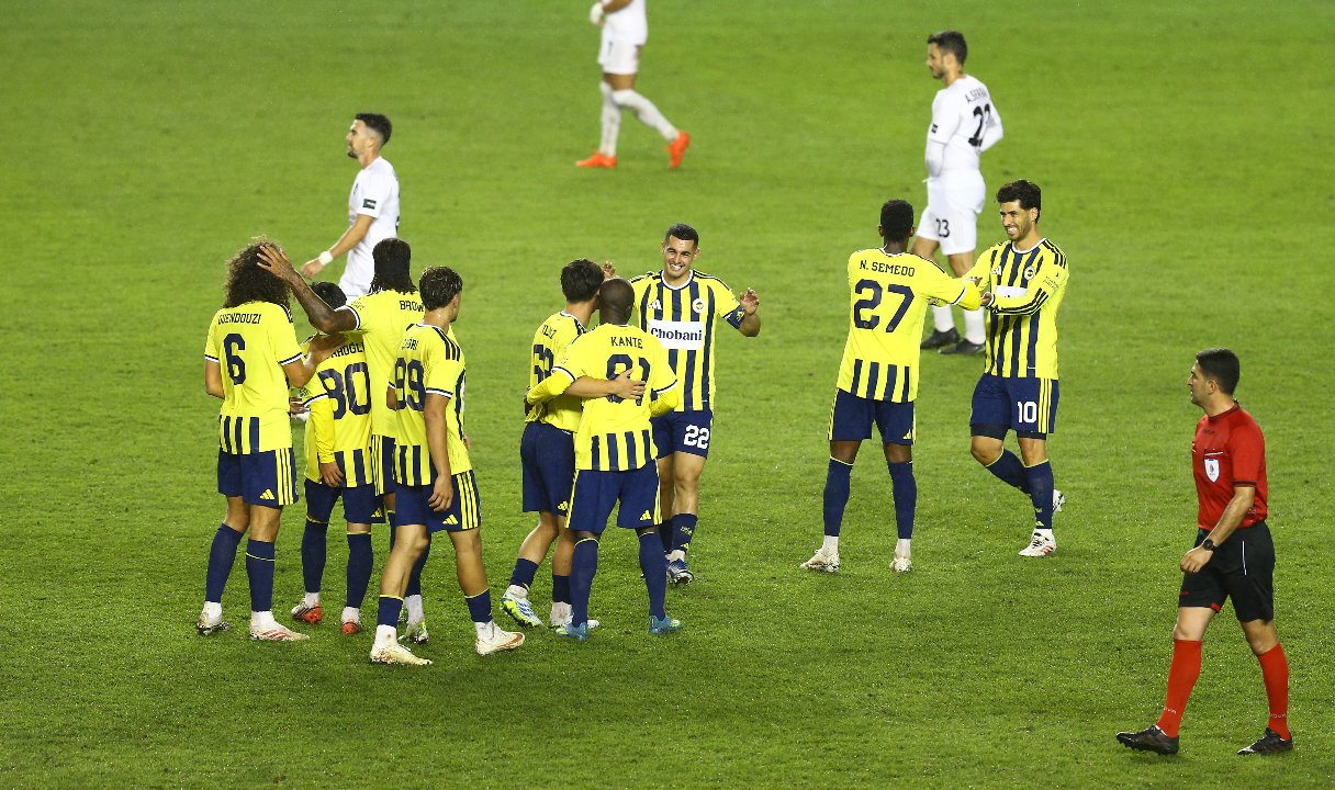 Fenerbahçe maçında şaşırtan an! Kırmızı karta rağmen 11 kişi