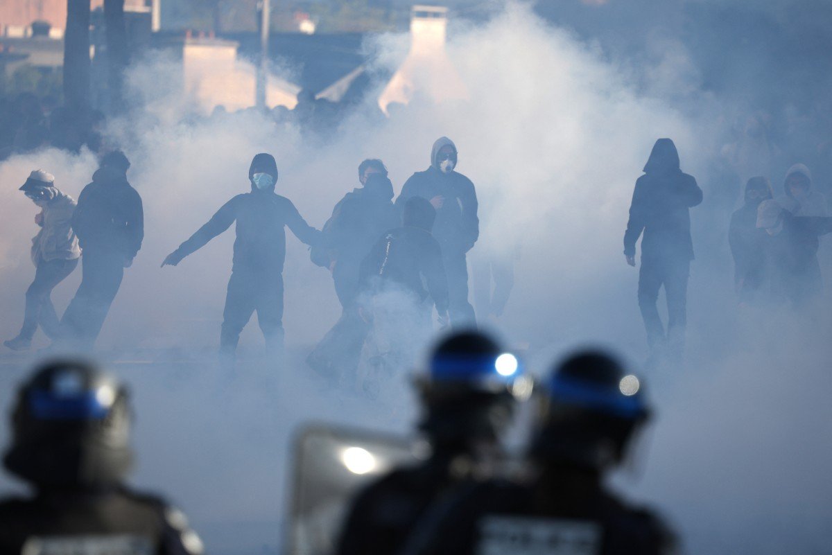 Fransa’daki protesto dalgası büyüyor! ‘Polis, bir genci boğmaya çalıştı’ iddiası ortalığı karıştırdı
