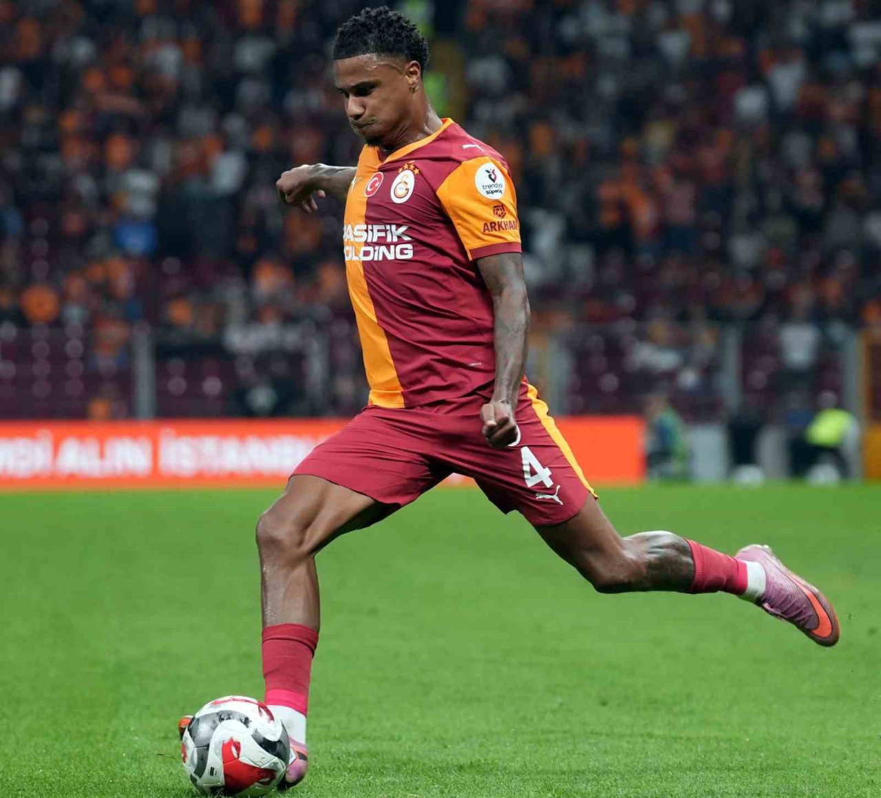 Ismail Jakobs, Galatasaray'da yıllık 2.1 milyon euro garanti ücret kazanıyor.