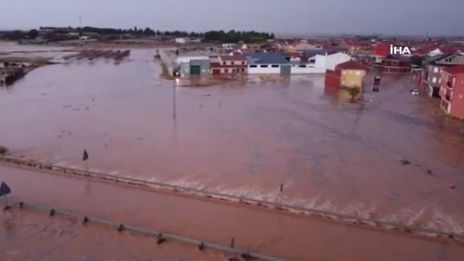 İspanya sele teslim! Yollar göle döndü, araçlar sürüklendi: Çok sayıda kişi ise mahsur