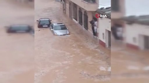 İspanya sele teslim! Yollar göle döndü, araçlar sürüklendi: Çok sayıda kişi ise mahsur