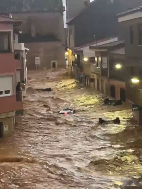 İspanya sele teslim! Yollar göle döndü, araçlar sürüklendi: Çok sayıda kişi ise mahsur