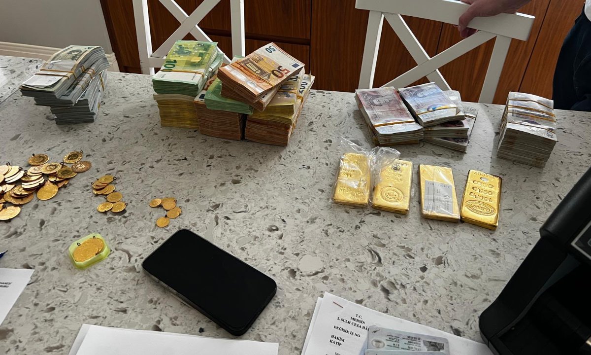 Mersin’de yolsuzluk soruşturmasında dikkat çeken arama: 4 kilo külçe altın ve yüklü döviz ele geçirildi