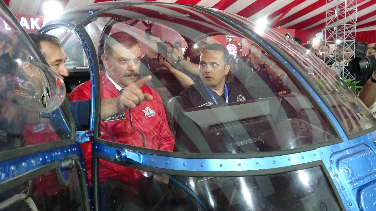 TEKNOFEST'te dikkat çeken an! Bakan Çiftçi helikopterin kokpitine geçti görseli