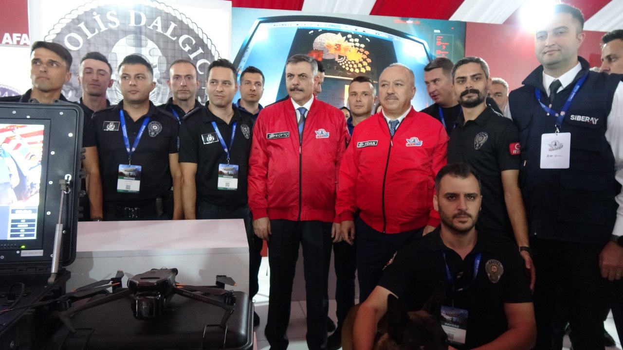 TEKNOFESTte dikkat çeken an! Bakan Çiftçi helikopterin kokpitine geçti