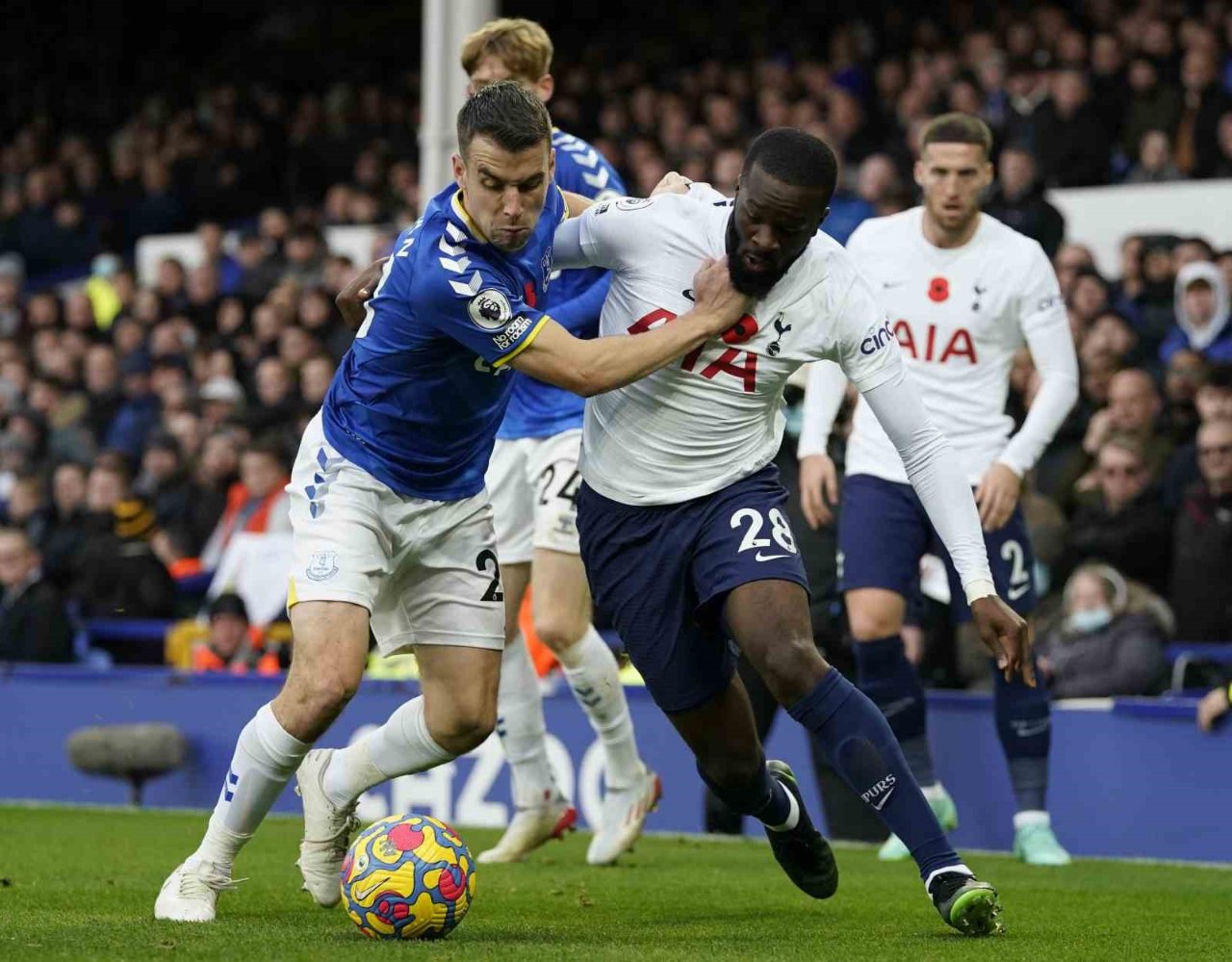 Galatasaray'da 2023-2024 sezonunda kiralık olarak forma giyen Tanguy Ndombele, kariyerinde daha önce Nice, Tottenham, Lyon, Amiens ve Guingamp'da oynadı.