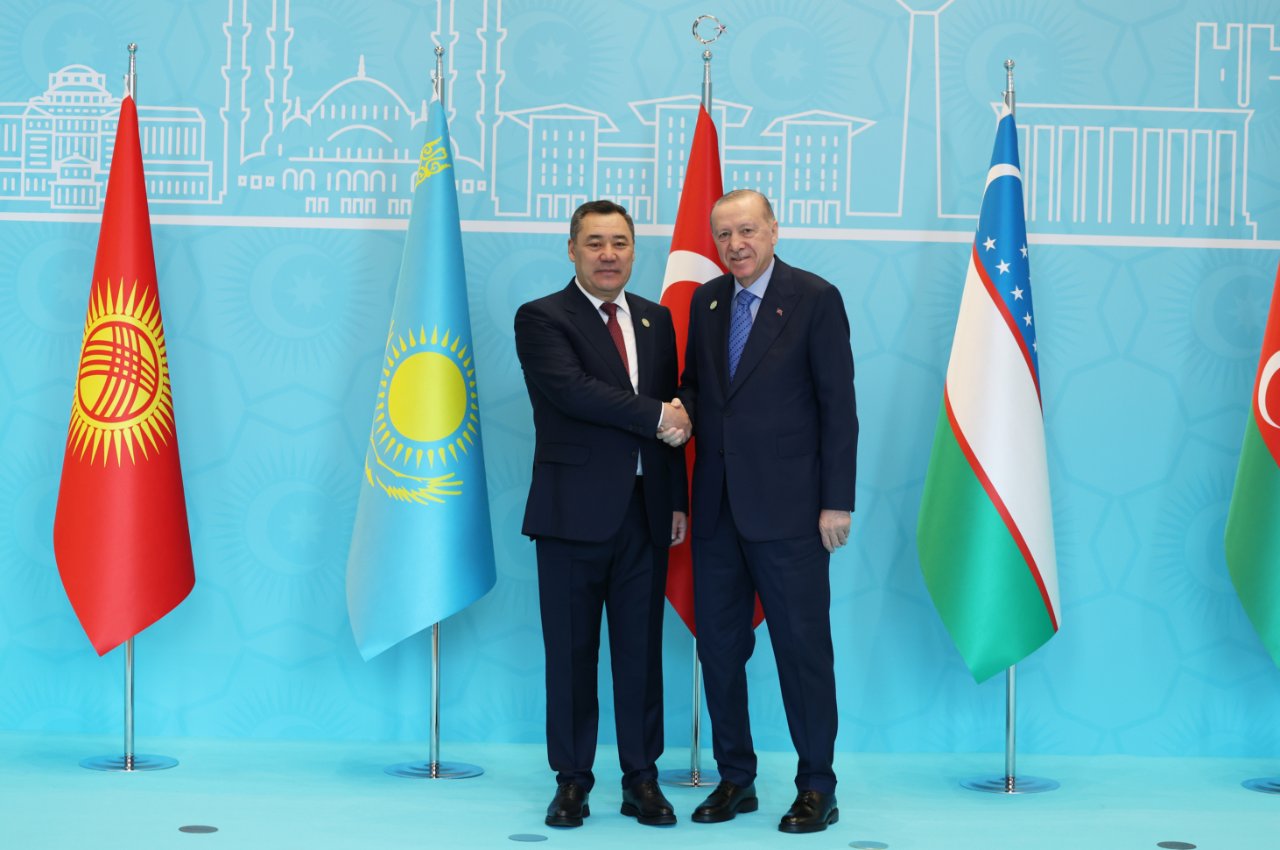 Cumhurbaşkanı Erdoğan, toplantıya katılan Kırgızistan Cumhurbaşkanı Sadır Caparov'u karşıladı.