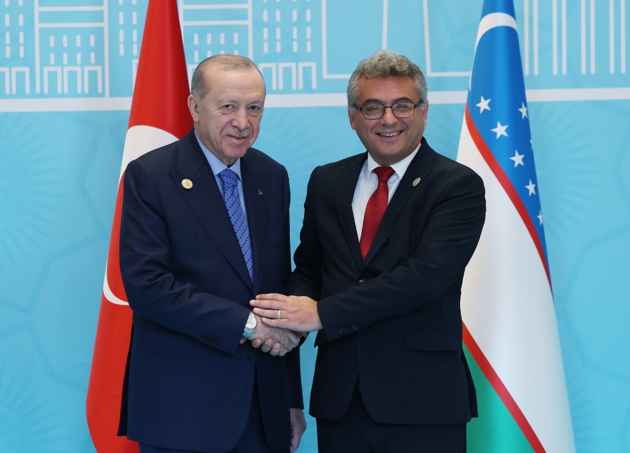 Cumhurbaşkanı Erdoğan, toplantıya katılan Kuzey Kıbrıs Türk Cumhuriyeti (KKTC) Cumhurbaşkanı Tufan Erhürman'ı karşıladı.