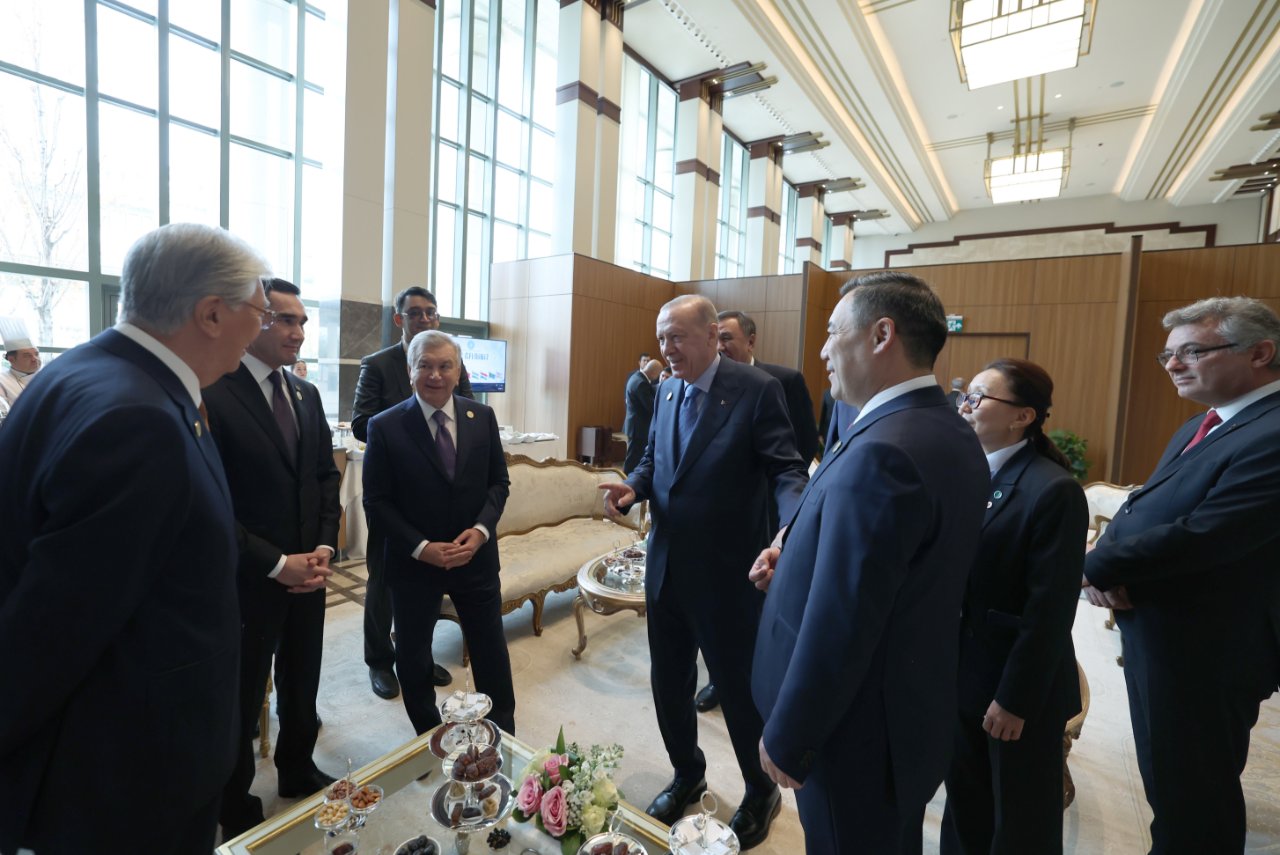 Türk Devletleri Teşkilatı (TDT) Devlet Başkanları Konseyi 13'üncü Zirvesi başladı. Cumhurbaşkanı Recep Tayyip Erdoğan'ın ev sahipliğinde 'Türk Yüzyılı: Dilde, Fikirde, İşte Birlik' temasıyla düzenlenen zirve öncesinde liderler, aile fotoğrafı için bir araya geldi.