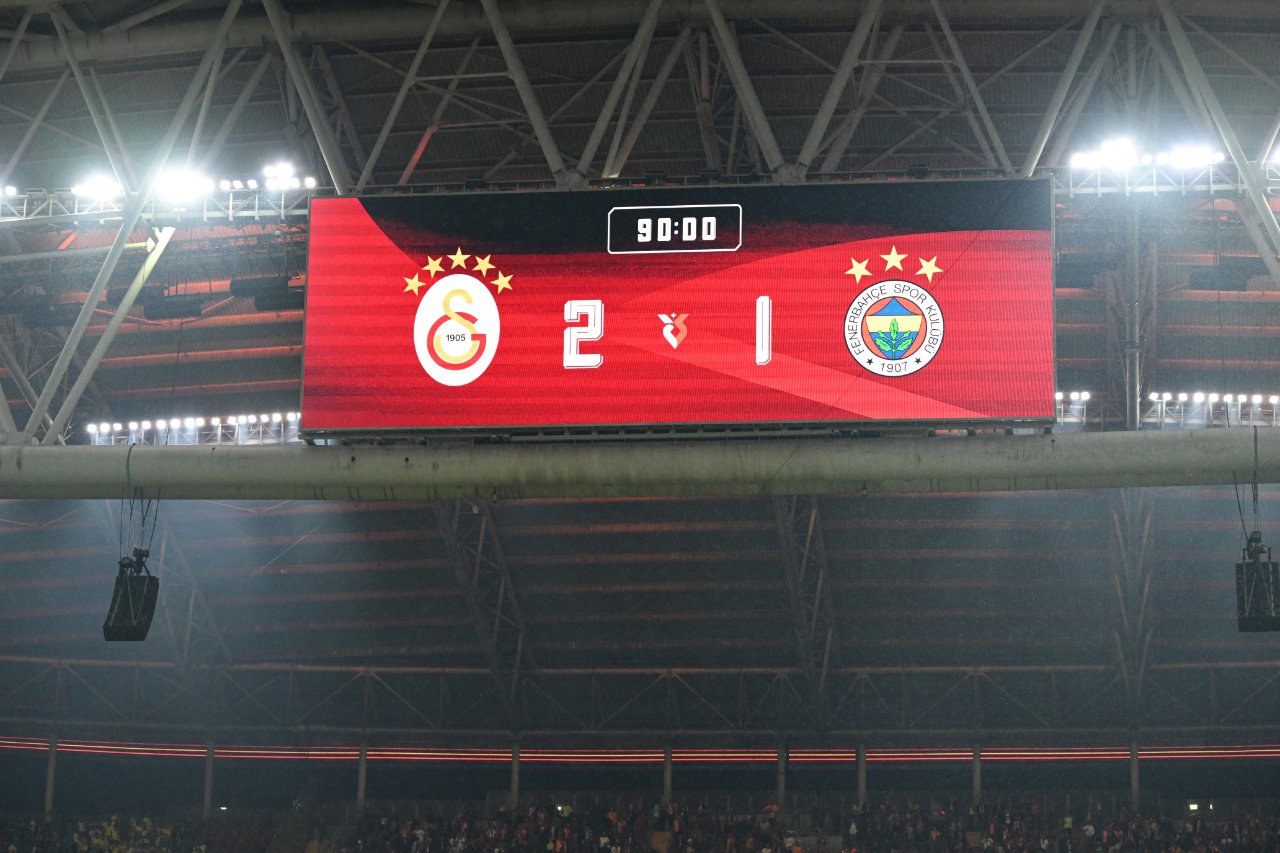 Galatasaray, RAMS Park'ta oynanan maçın skorbordunda 3 yıldızlı Fenerbahçe logosu kullandı.