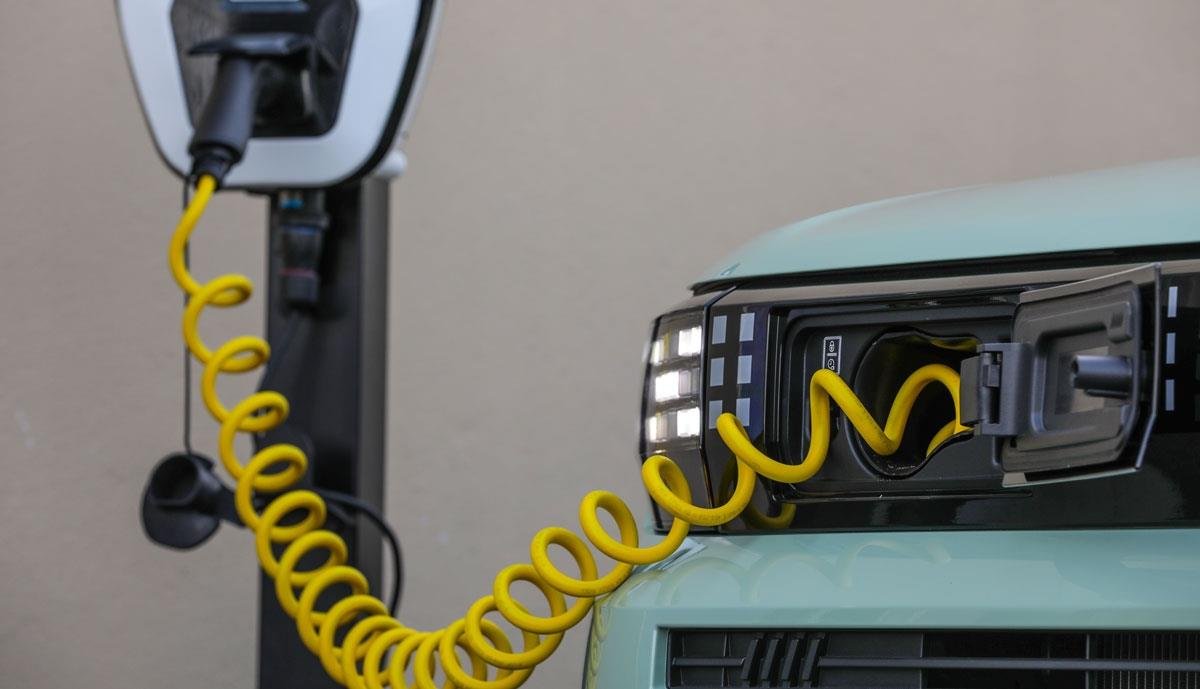 Fiat Grande Panda’ya 400 km menzilli yeni versiyon: Entegre şarj kablosu kaldırıldı