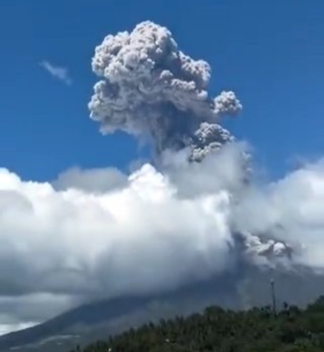 Filipinlerde yanardağ patlaması! 3. seviyede alarm verildi, yetkililerden tahliye çağrısı