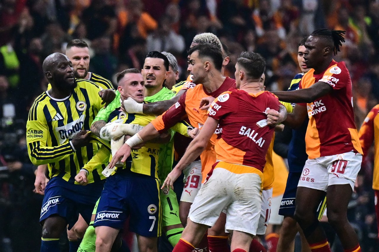 Galatasaray-Fenerbahçe derbisinin cezaları açıklandı! Abdülkerim Bardakcı ve Archie Browna men cezası