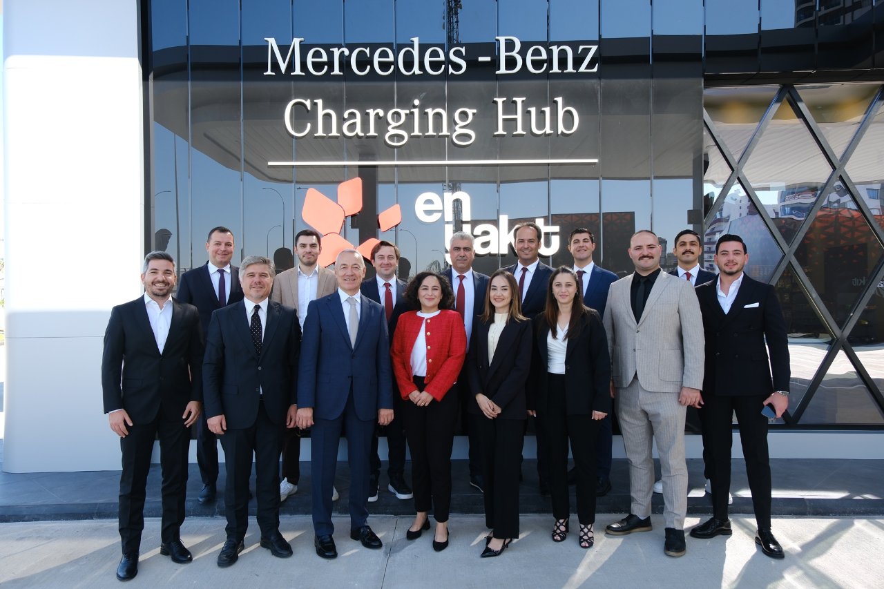 Mercedes-Benz ve En Yakıt iş birliğiyle Türkiye’nin ilk Flagship konseptli yüksek hızlı şarj istasyonu Adana’da açıldı