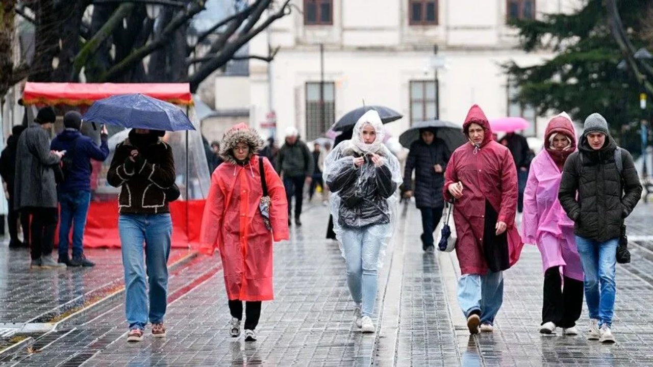 Sağanak yağış beklenen iller! Yarın yağmur yağacak mı, hangi illerde sarı kodlu uyarı verildi?